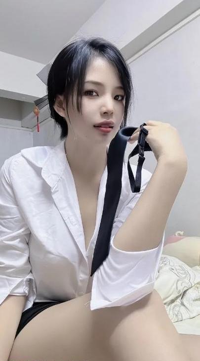 制服诱惑小骚货欣欣